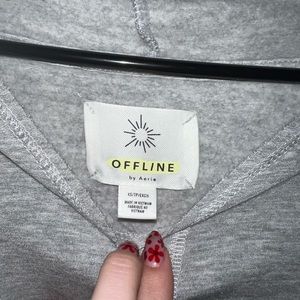 OFFLINE BY AERIE GREY HOODED RAW HEM SWEATSHIRT. XS